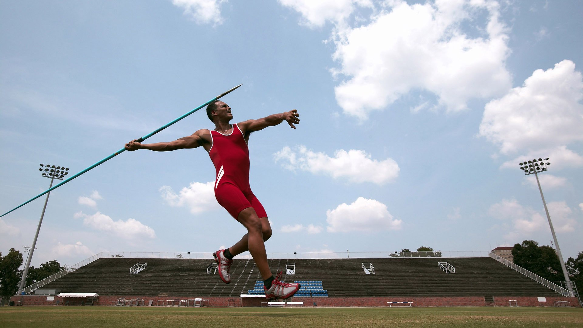 跨界合作推动足球运动与文化创意深度融合，跨界合作推动足球运动与文化创意深度融合的例子